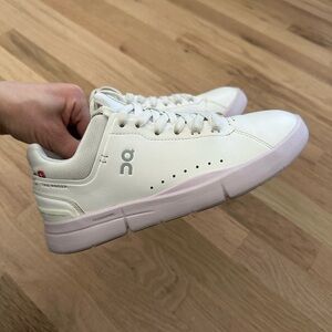 On Cloud The Roger Advantage Sneakers Shoes in White and Mauve Women’s Size 6